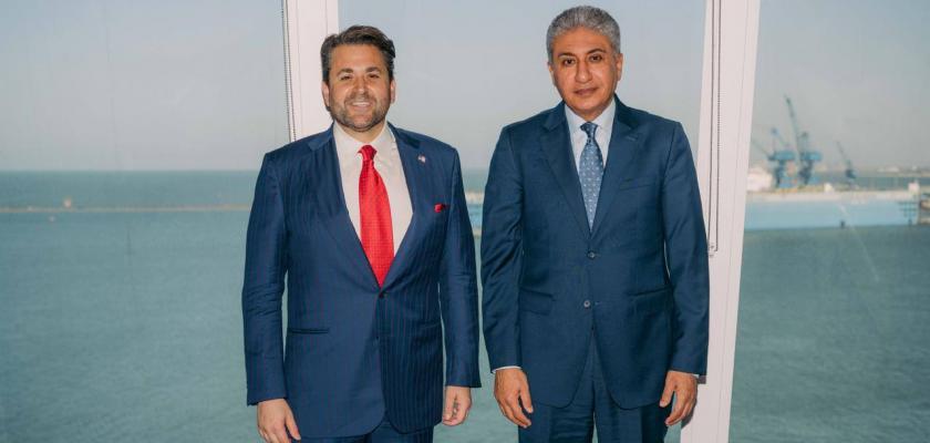 وزير السياحة والآثار يلتقي بالمبعوث الخاص لرئيس الولايات المتحدة الأمريكية للسياحة والقيم لبحث تعزيز التعاون السياحي المشترك