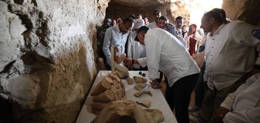 وزير السياحة والآثار يتفقد أعمال الحفائر الأثرية بمنطقة ذراع أبو النجا بالبر الغربي بالأقصر