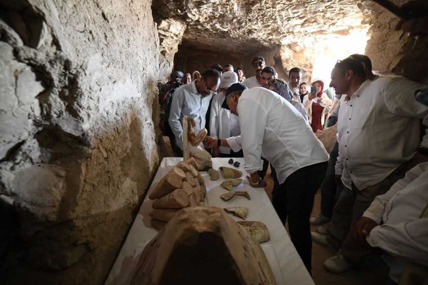 وزير السياحة والآثار يتفقد أعمال الحفائر الأثرية بمنطقة ذراع أبو النجا بالبر الغربي بالأقصر