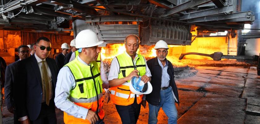 وزير العمل وسط عمال «السبائك الحديدية» بأسوان : يعلن عن وحوافز لتشجيع تسجيل العمالة غير المنتظمة بقاعدة بيانات ”الوزارة”