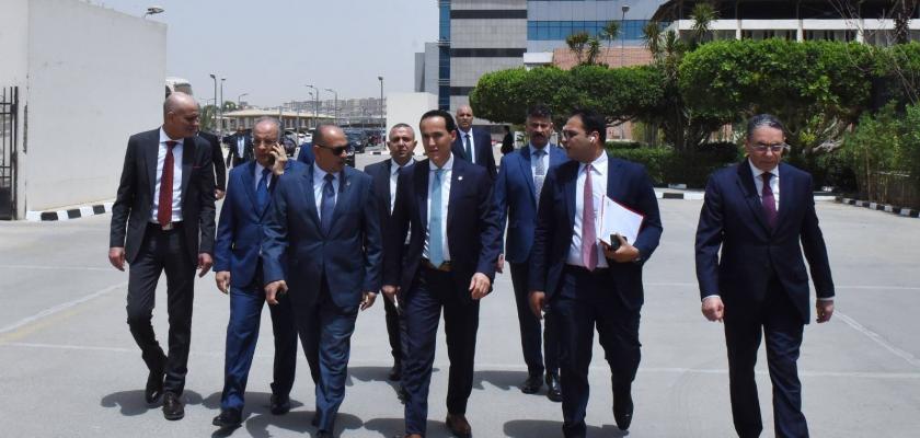 الدكتور محمد عوض يتفقد فرع الهيئة العامة للاستثمار والمناطق الحرة بمدينة نصر