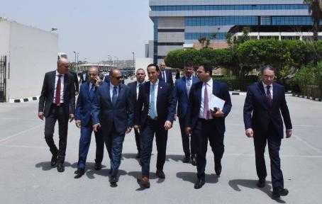 الدكتور محمد عوض يتفقد فرع الهيئة العامة للاستثمار والمناطق الحرة بمدينة نصر