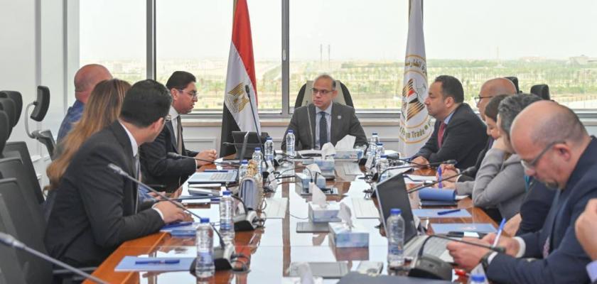 وزير الاستثمار والتجارة الخارجية يبحث مع رجل الأعمال الأمريكي لورانس ميسيك فرص إقامة مشروعات استثمارية في قطاعي الدواء والذهب