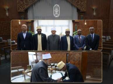 وزير خارجية جزر القمر .. لفضيلة الأمام الأكبر... وزير خارجية جزر القمر .. لفضيلة الأمام الأكبر خريجو الأزهر يحظون بمكانة كبيرة في مجتمعنا، ويتقلدون العديد من المناصب القيادية والدبلوماسية