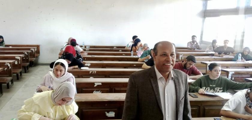 الدكتور أحمد الراوي عميد كلية الآداب جامعة العاصمة يتفقد انتظام سير الامتحانات عقب إجازة عيد الأضحى”