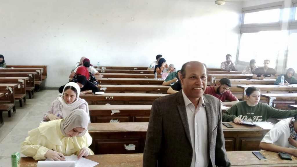 الدكتور أحمد الراوي عميد كلية الآداب جامعة العاصمة يتفقد انتظام سير الامتحانات عقب إجازة عيد الأضحى”