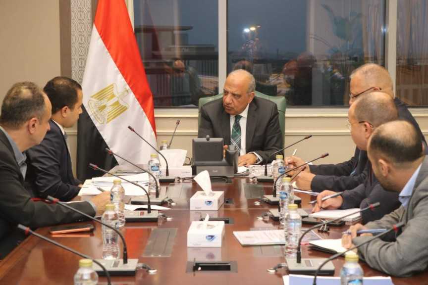 وزير الكهرباء والطاقة المتجددة يتابع مع مسئولي شركة تحيا مصر تنفيذ مشروعات الطاقة الشمسية وطاقة الرياح