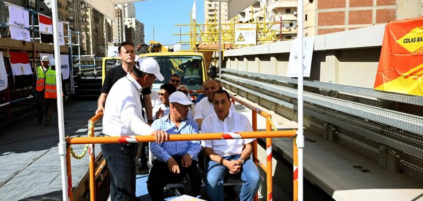 رئيس الوزراء ووزير النقل يتفقدان سير العمل بمشروع المرحلة الأولى من مترو الإسكندرية