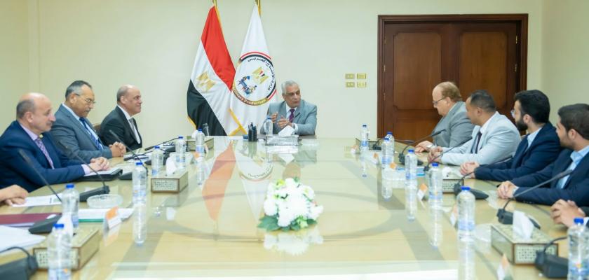 وزير الدولة للإنتاج الحربي يستقبل وفدًا أكاديميًا وطلابيًا من ”هندسة الإسكندرية” لبحث سبل توظيف الابتكارات البحثية في الصناعة