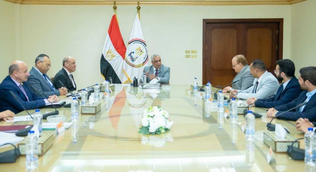 وزير الدولة للإنتاج الحربي يستقبل وفدًا أكاديميًا وطلابيًا من ”هندسة الإسكندرية” لبحث سبل توظيف الابتكارات البحثية في الصناعة