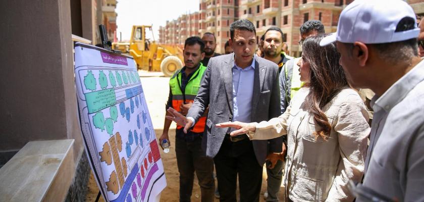 وزيرة الإسكان تتفقد مشروع “ديارنا” بالتجمع الثالث