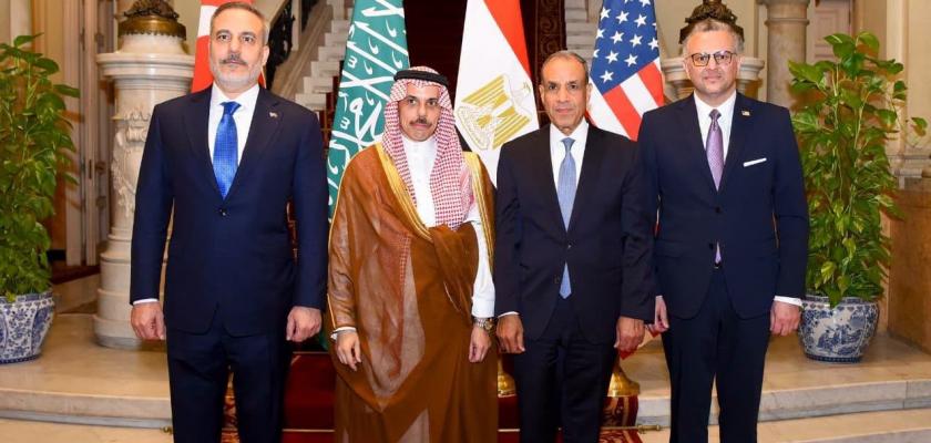 وزير الخارجية المصري يعقد اجتماعاً مع نظيريه السعودي والتركي وكبير مستشاري الرئيس الأمريكي للشئون العربية