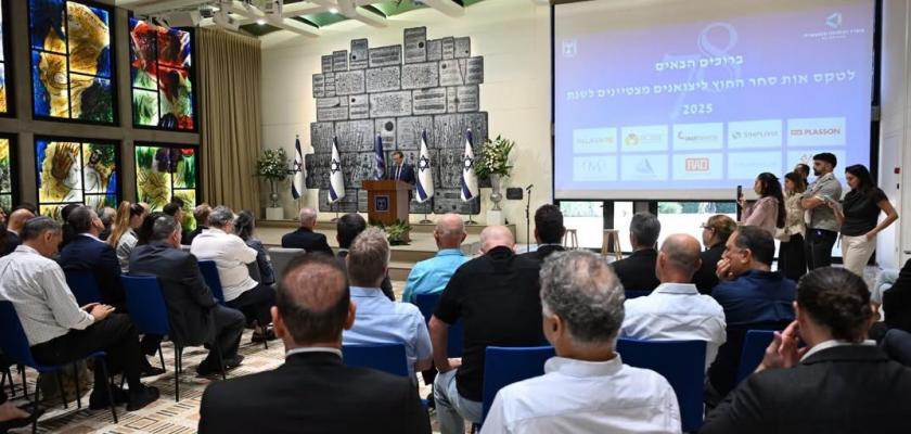 إسحاق هرتزوج مازال يبيع الوهم ويروج الأكاذيب للمحتلين الإسرائيليين في الأراضي الفلسطينية