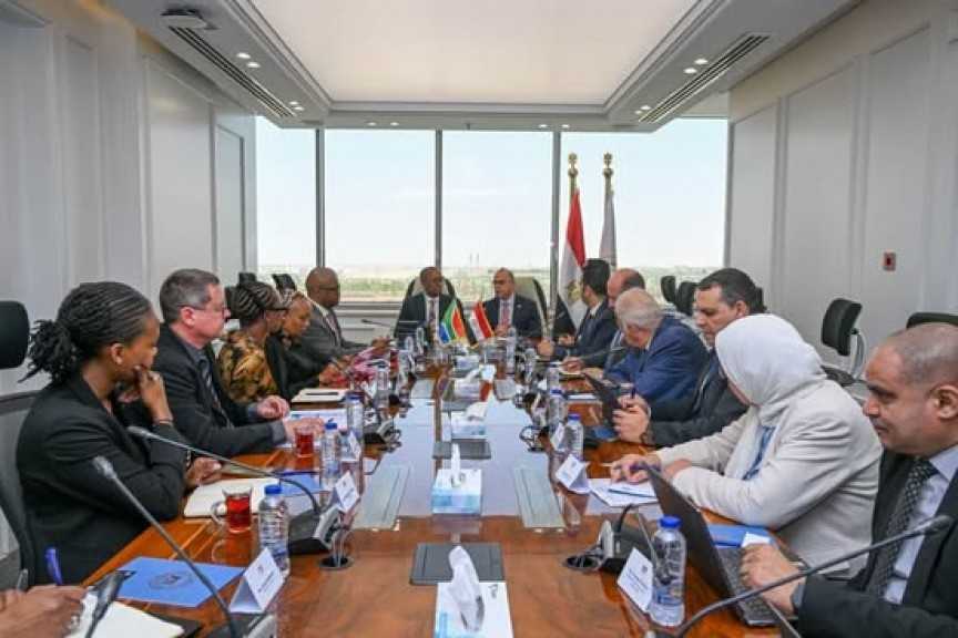 مصر وجنوب إفريقيا تبحثان تفعيل «قواعد المنشأ التراكمية» وشراكة إستراتيجية في قطاع السيارات