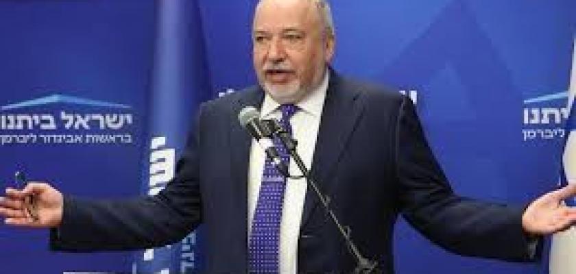 المتطرف ليبرمان يسخر من مجرم الحرب نتنياهو ورئيس جهاز الموساد