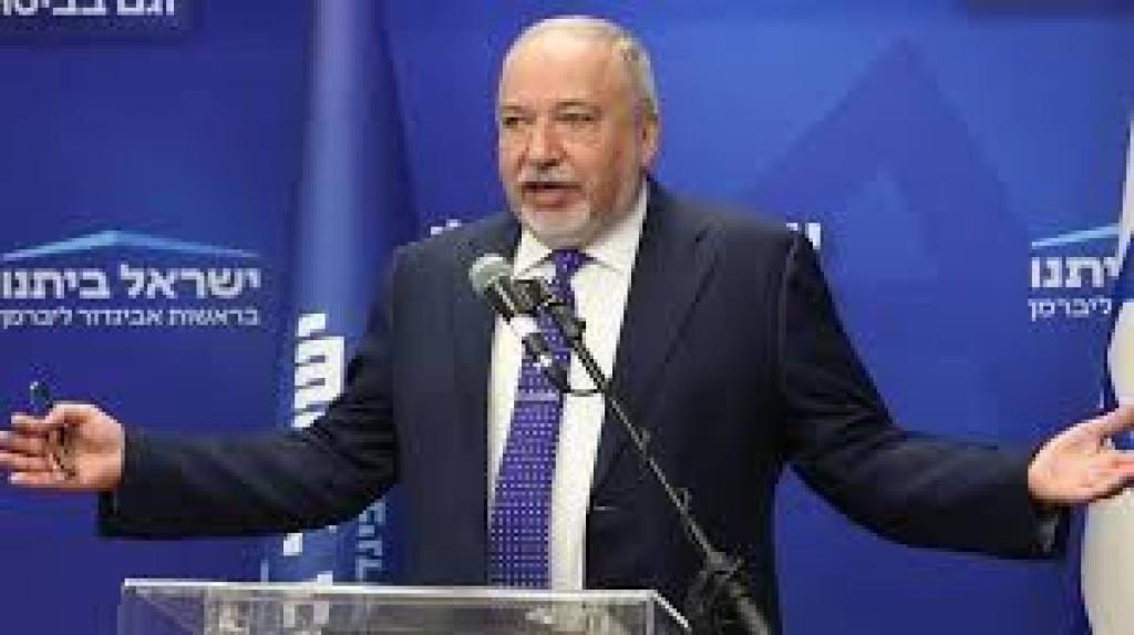 المتطرف ليبرمان يسخر من مجرم الحرب نتنياهو ورئيس جهاز الموساد