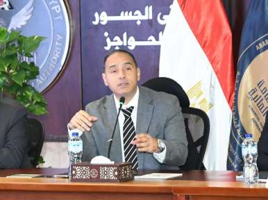إسلام عزام يناقش مع أطراف السوق الاستعدادات الأخيرة... إسلام عزام يناقش مع أطراف السوق الاستعدادات الأخيرة لإطلاق ”الشورت سيلينج” في البورصة