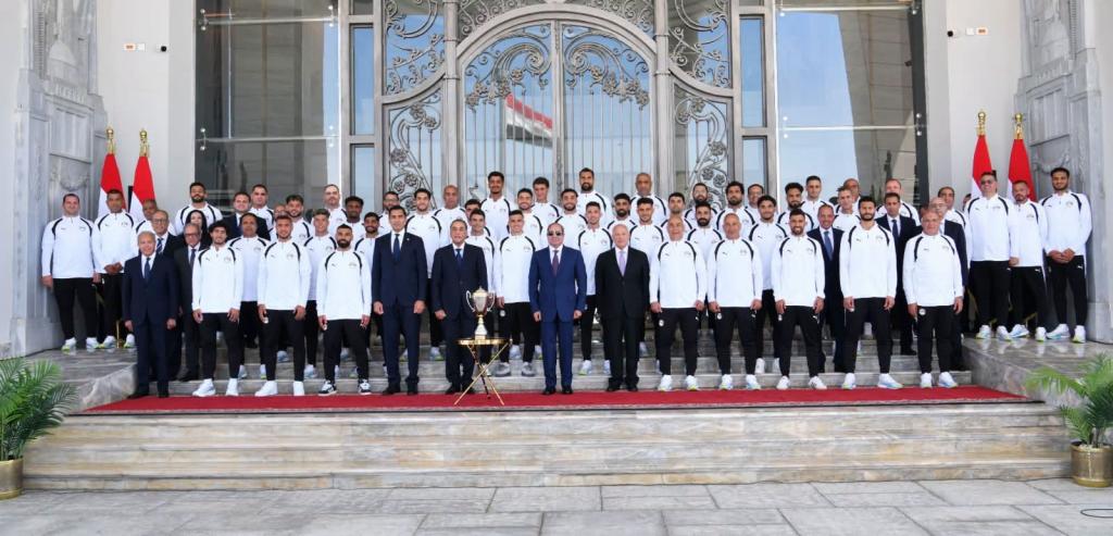 سعادة باللغة تملئ قلوب لأعبي المنتخب والجهاز الإداري بعد لقاء الرئيس السيسي