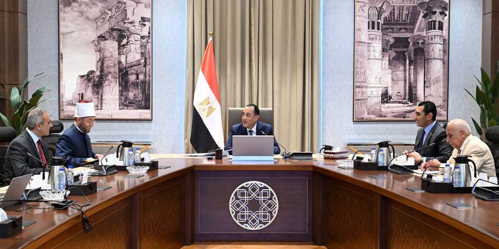 رئيس الوزراء يناقش الحلول المقترحة لأرض نادي الزمالك التابعة للأوقاف