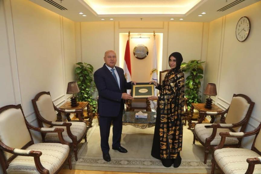 وزير النقل يكرم المواطنة ليلى الأنصاري لموقفها الوطني المشرف في التصدي لرشق أحد قطارات السكك الحديدية بالحجارة