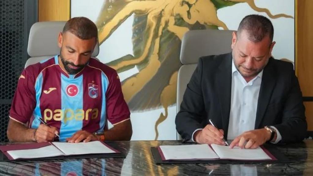 نجم منتخب مصر العالمي محمد صلاح يوقع لنادي طرابزون لمدة عامين