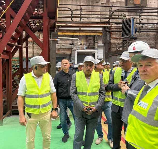 وزير الكهرباء والطاقة المتجددة يتفقد أحد مصانع روساتوم المتخصصة في المفاعلات النووية الصغيرة