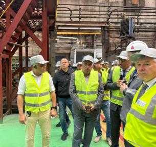 وزير الكهرباء والطاقة المتجددة يتفقد أحد مصانع روساتوم المتخصصة في المفاعلات النووية الصغيرة