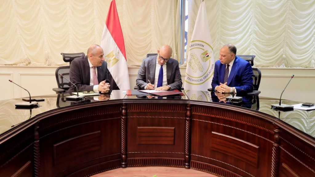 وزير التربية والتعليم يعتمد نتيجة امتحانات الدور الثاني لشهادة إتمام الثانوية العامة للعام الدراسي 2025 / 2026
