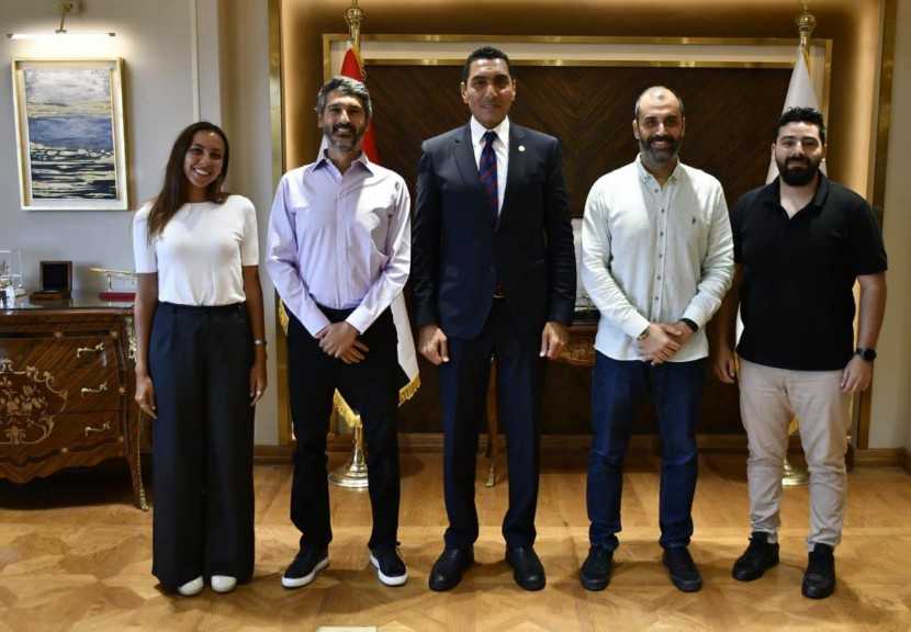 وزير الشباب والرياضة يبحث مع شركة ”Blue Ribbon” المتخصصة سبل تطوير إدارة وتشغيل الأندية الرياضية