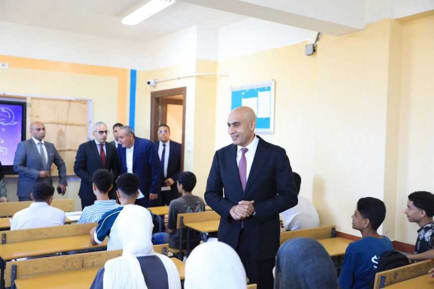 وزير التربية والتعليم يتفقد عددا من مدارس محافظة كفر الشيخ ويتابع جاهزية الفصول وانتظام الطلاب وتسليم الكتب الدراسية