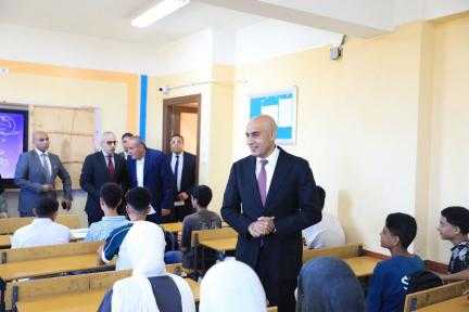 وزير التربية والتعليم يتفقد عددا من مدارس محافظة كفر الشيخ ويتابع جاهزية الفصول وانتظام الطلاب وتسليم الكتب الدراسية