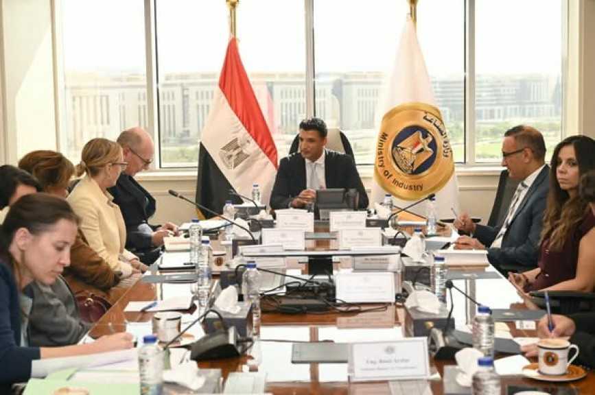 وزير الصناعة يبحث مع وفد البنك الأوروبي لإعادة الإعمار والتنمية مشروعات البنك في مصر