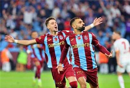 صحف العالم تحتفي بهاتريك محمد صلاح في جالاتا... صحف العالم تحتفي بهاتريك محمد صلاح في جالاتا سراي .. بعد أمسية احتفالية في شوارع تركيا