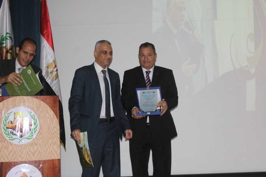 اتحاد الأثريين المصريين يكرم وزير السياحة والآثار ويمنحه «درع الاتحاد للرواد» لعام 2026