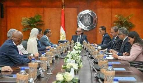 وزير الاستثمار والتجارة الخارجية يلتقي الرئيس التنفيذي لمجموعة «الفطيم» لبحث فرص التوسع وزيادة الاستثمارات في مصر