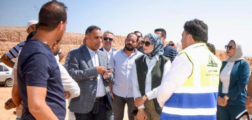 وزيرة الإسكان تتابع موقف تنفيذ عددٍ من المشروعات وملفات العمل بمدينة السويس الجديدة