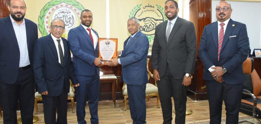 الجهاز العربي للتسويق يكرّم السفير عماد الدين مصطفى عدوي بمناسبة انتهاء فترة خدمته سفيرًا للسودان لدى مصر