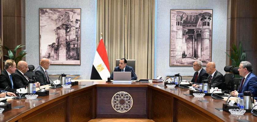 رئيس الوزراء يتابع مع مسئولي شركة ”أكوا ” مستجدات التعاون في مشروعات تحلية مياه البحر