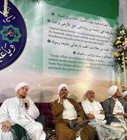 العلامة الحبيب عمر بن محمد بن حفيظ في... العلامة الحبيب عمر بن محمد بن حفيظ في زيارة دعوية لـ لإندونيسيا
