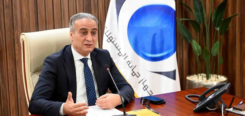 جهاز حماية المستهلك يضبط مخزنًا لتجميع وتعبئة زيوت سيارات مجهولة المصدر